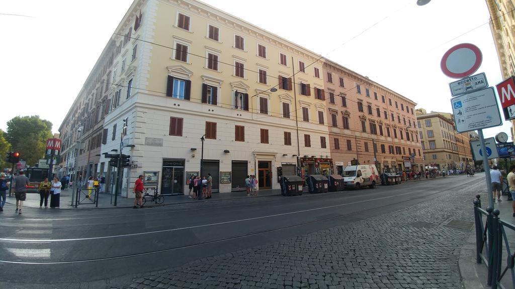 Luca'S Vatican Hospitality Рим Екстериор снимка